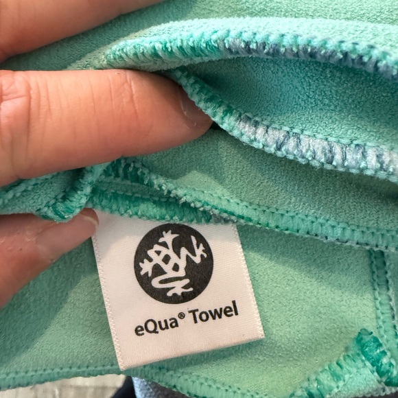 Manduka eQua Yoga Mat Towels - Picture 3 of 4
